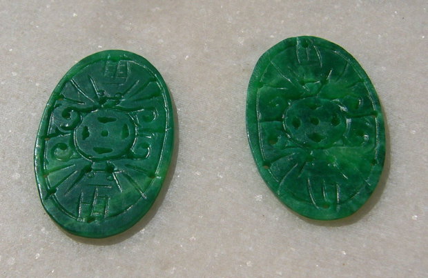 (2 bucati) Pandantiv oval gravat manual din jad verde aprox 1.5x25x41 mm