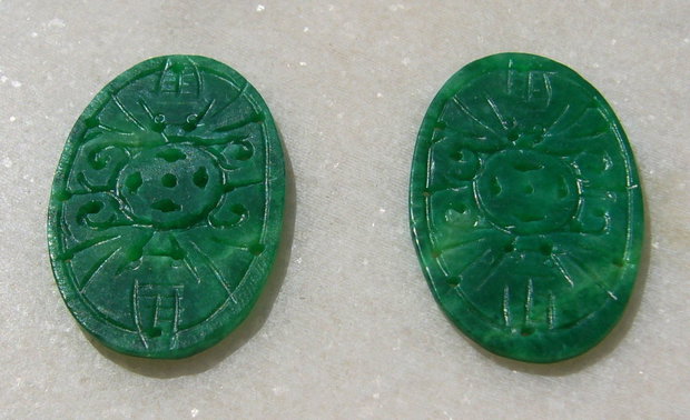 (2 bucati) Pandantiv oval gravat manual din jad verde aprox 1.5x25x41 mm