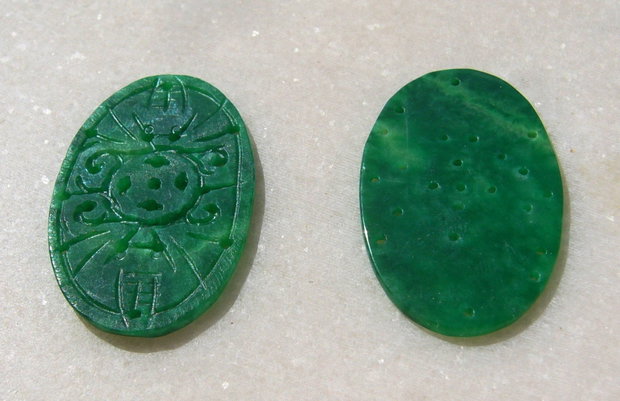 (2 bucati) Pandantiv oval gravat manual din jad verde aprox 1.5x25x41 mm