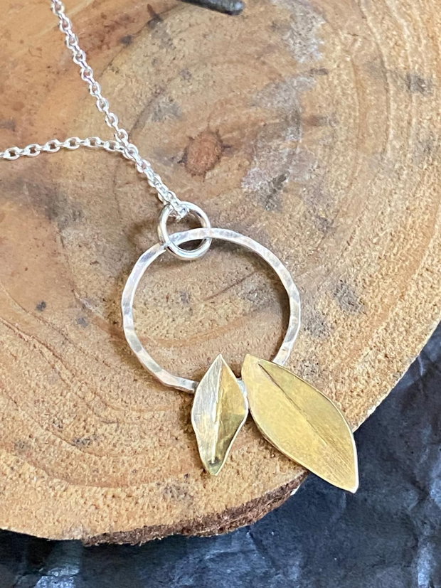 Pandant din argint 925 cu frunzulite din alama, pe lantisor fin din argint