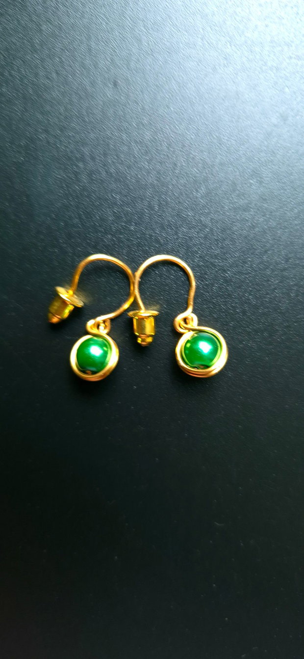 Cercei mici auriti cu perle de sticla verde smarald