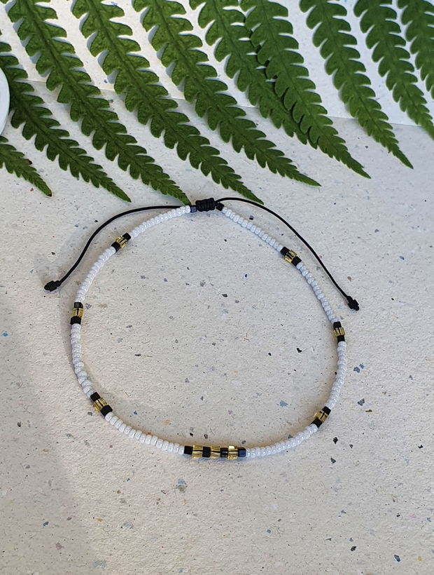 Brățară de gleznă minimalistă  alb perlat cu accente aurii și negre