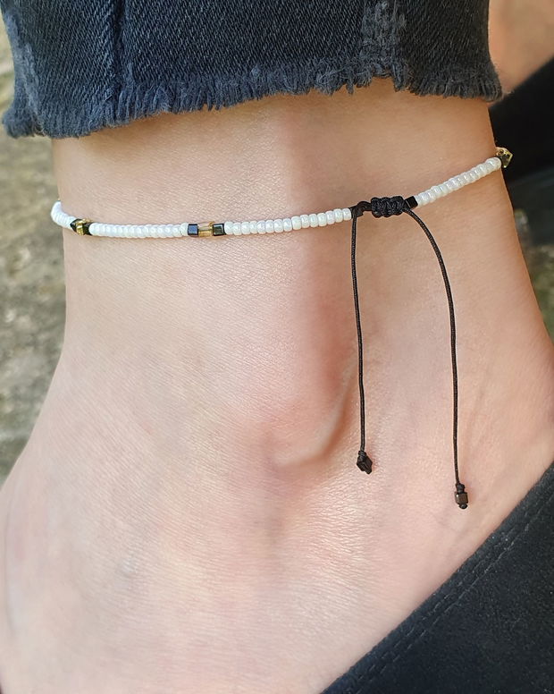 Brățară de gleznă minimalistă  alb perlat cu accente aurii și negre