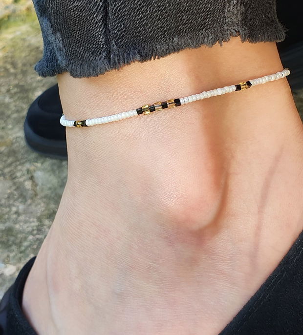 Brățară de gleznă minimalistă  alb perlat cu accente aurii și negre