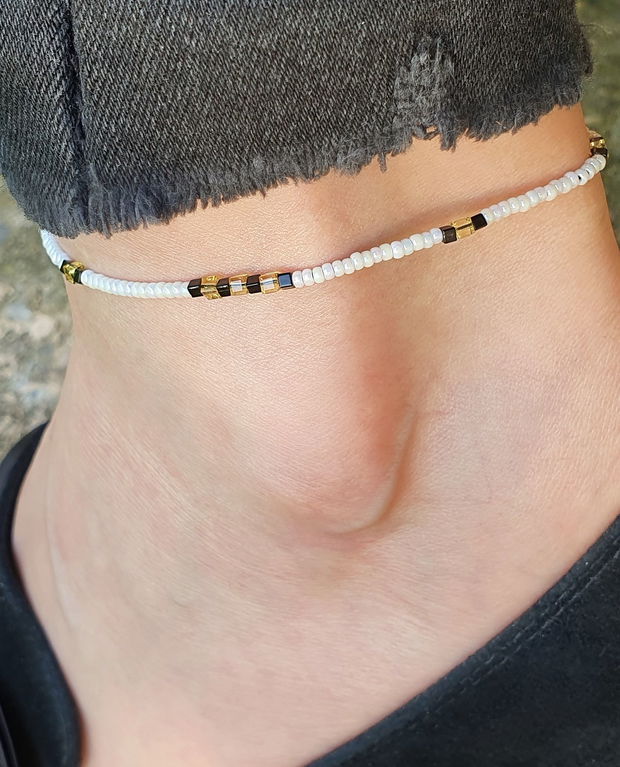 Brățară de gleznă minimalistă  alb perlat cu accente aurii și negre