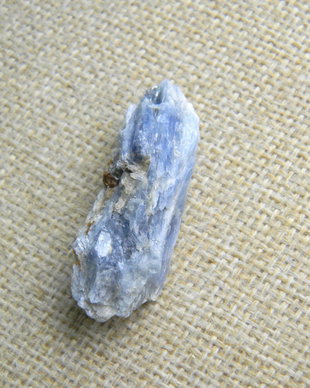 Kyanit brut (F39-1)