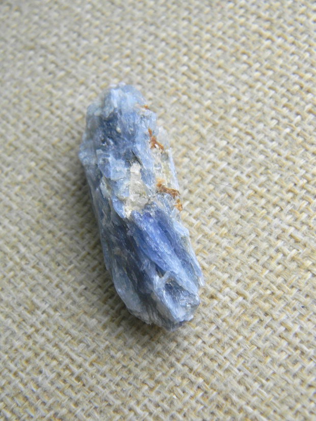 Kyanit brut (F39-1)