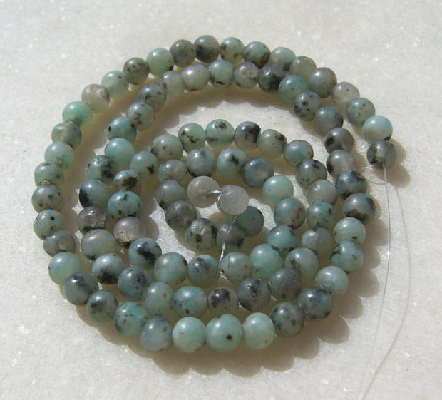 Kiwi jasper sir de 39.5 cm format din 97 bucati de aprox 4.5-5 mm