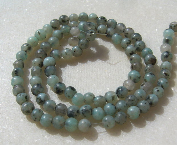 Kiwi jasper sir de 39.5 cm format din 97 bucati de aprox 4.5-5 mm