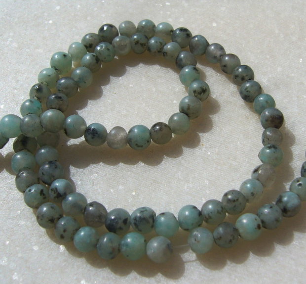 Kiwi jasper sir de 39.5 cm format din 97 bucati de aprox 4.5-5 mm