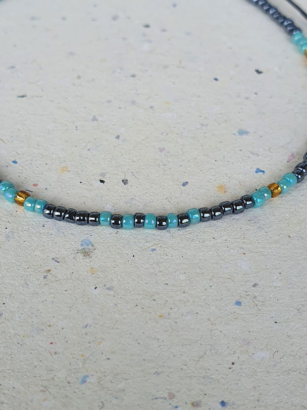 Anklet handmade cu mărgele gri metalizat, turcoaz și aurii