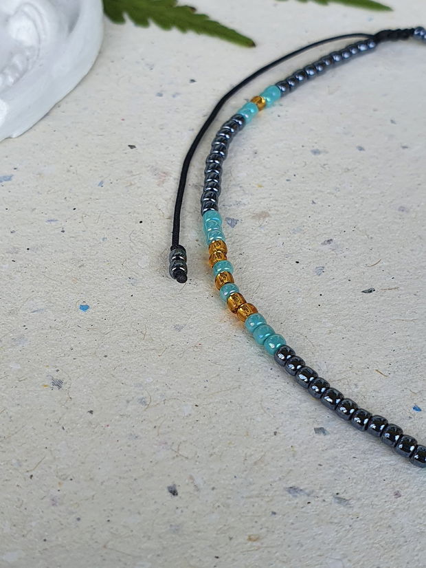 Anklet handmade cu mărgele gri metalizat, turcoaz și aurii