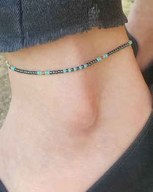 Anklet handmade cu mărgele gri metalizat, turcoaz și aurii