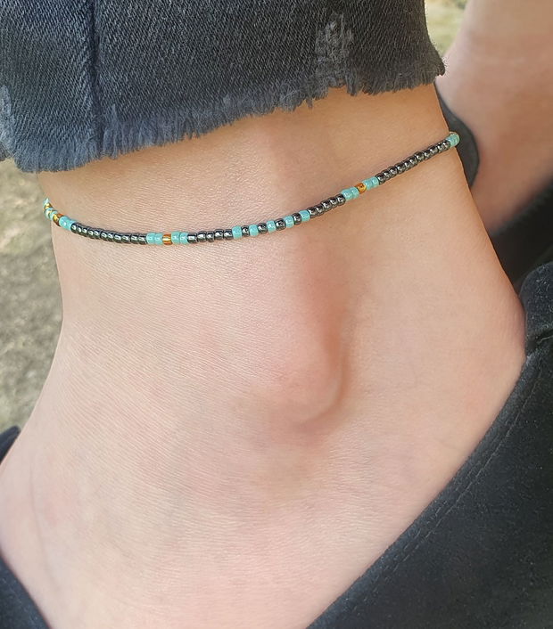 Anklet handmade cu mărgele gri metalizat, turcoaz și aurii