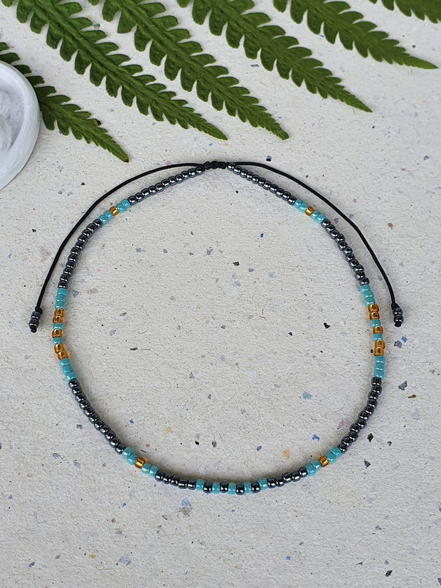 Anklet handmade cu mărgele gri metalizat, turcoaz și aurii