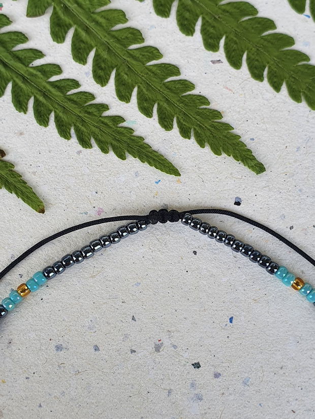 Anklet handmade cu mărgele gri metalizat, turcoaz și aurii