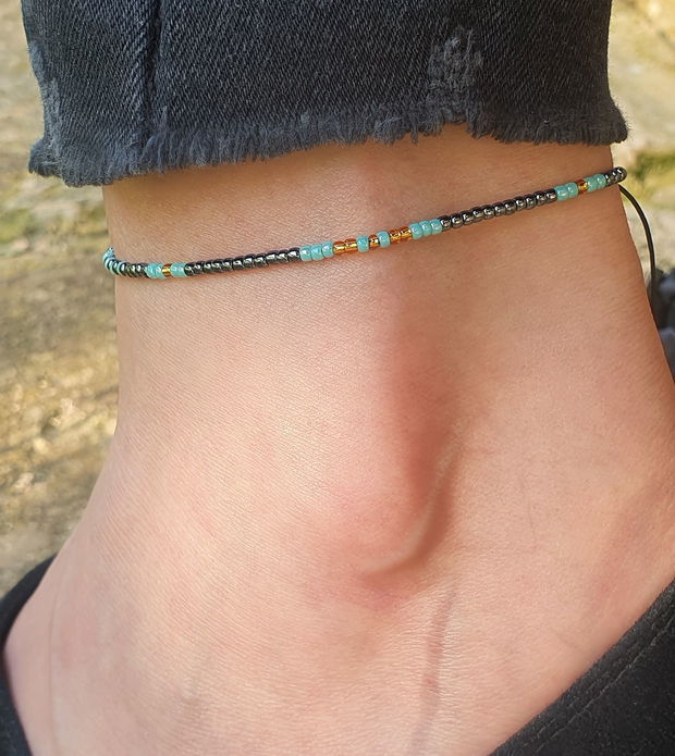 Anklet handmade cu mărgele gri metalizat, turcoaz și aurii