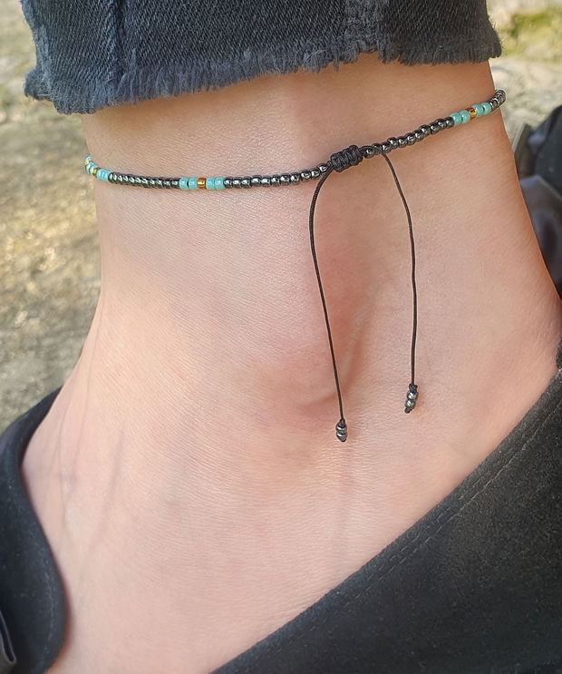 Anklet handmade cu mărgele gri metalizat, turcoaz și aurii