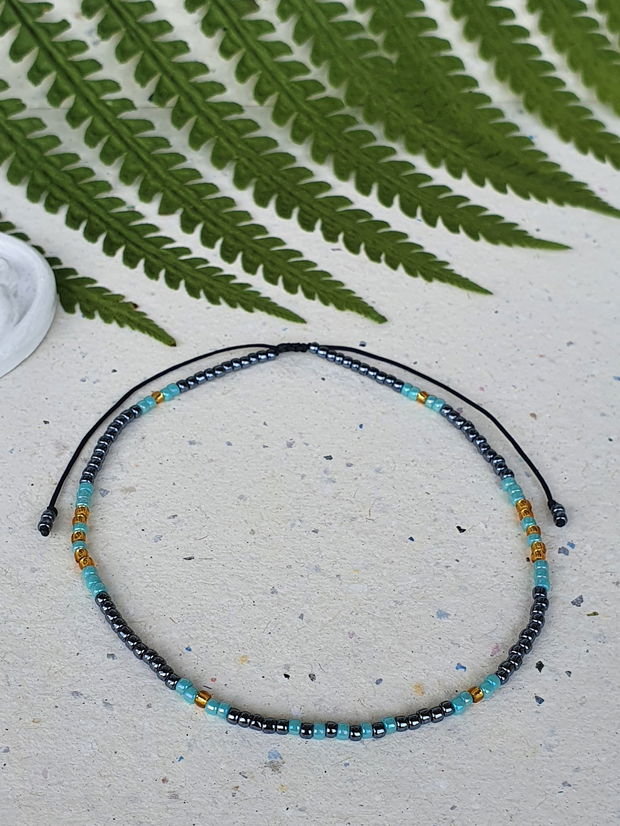 Anklet handmade cu mărgele gri metalizat, turcoaz și aurii
