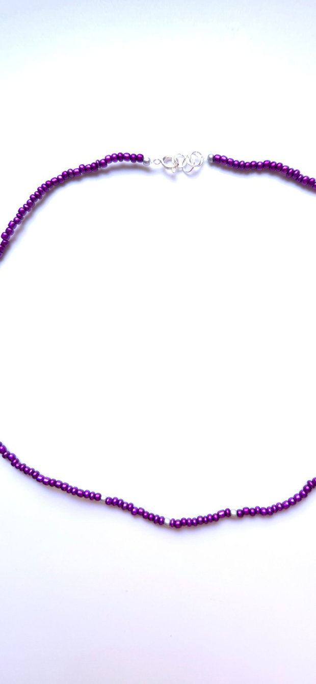 Colier scurt cu margele mici violet și argintii