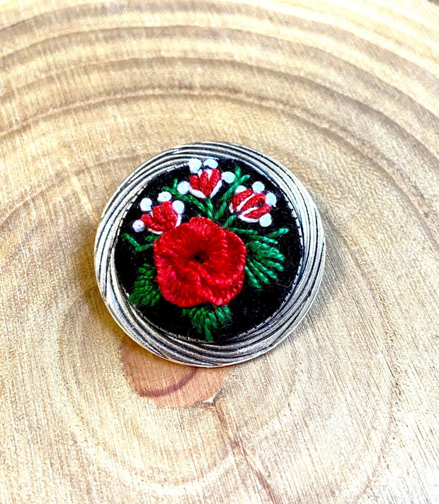 Brosa cu broderie manuala-flori brodate