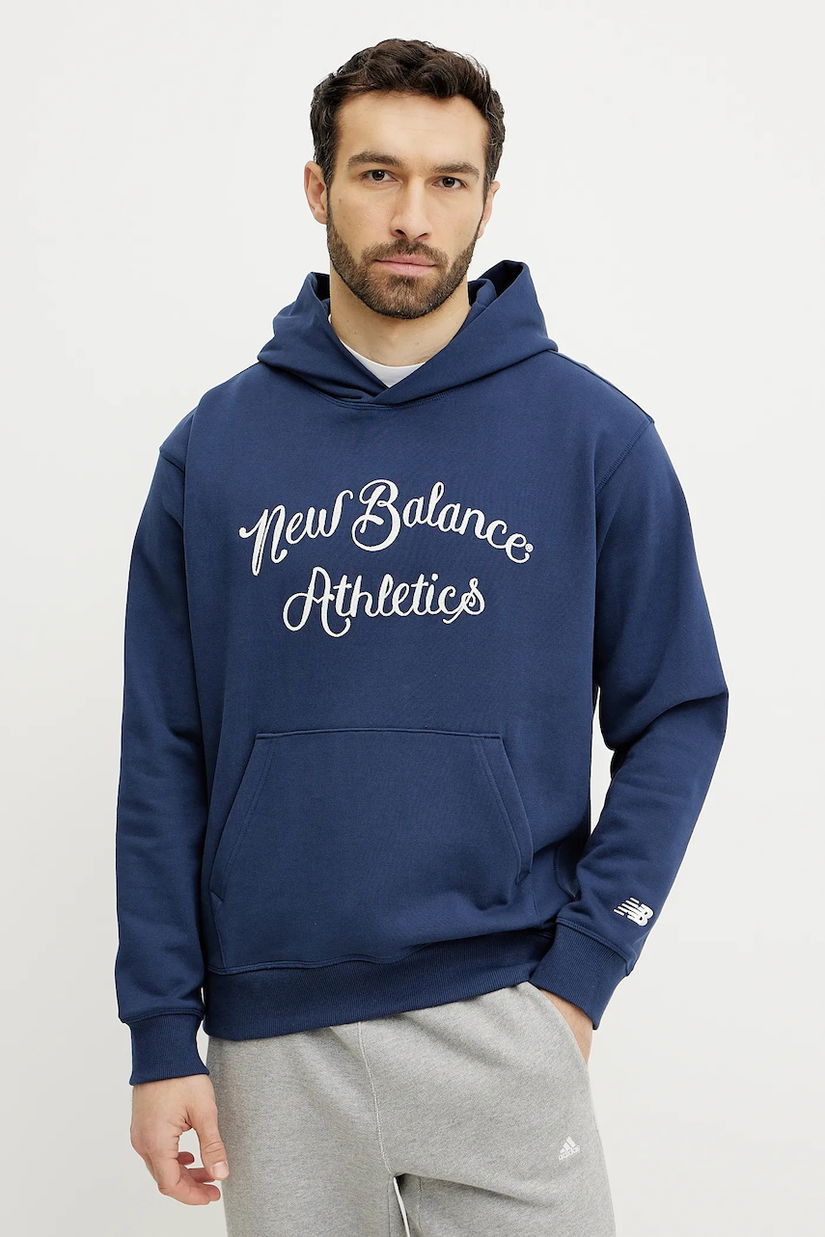 New Balance hanorac de bumbac barbati, culoarea albastru marin, cu glugă, cu imprimeu, MT51935NNY