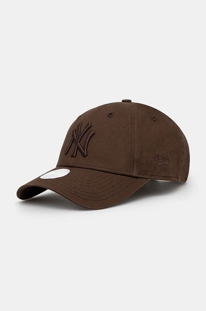 New Era șapcă de baseball din bumbac ESSENTIAL 9FORTY® NEW YORK YANKEES culoarea maro, neted, 60471462