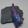 Brosa unicat dintr-un cristal de cyanit iridiscent