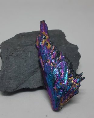 Brosa unicat dintr-un cristal de cyanit iridiscent