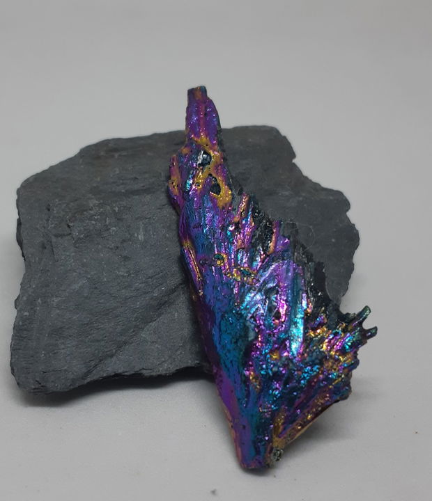 Brosa unicat dintr-un cristal de cyanit iridiscent