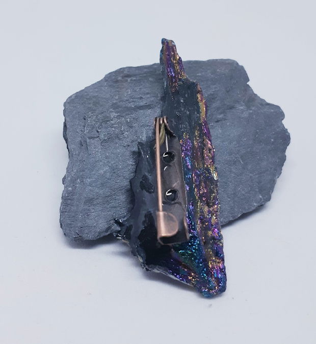 Brosa unicat dintr-un cristal de cyanit iridiscent