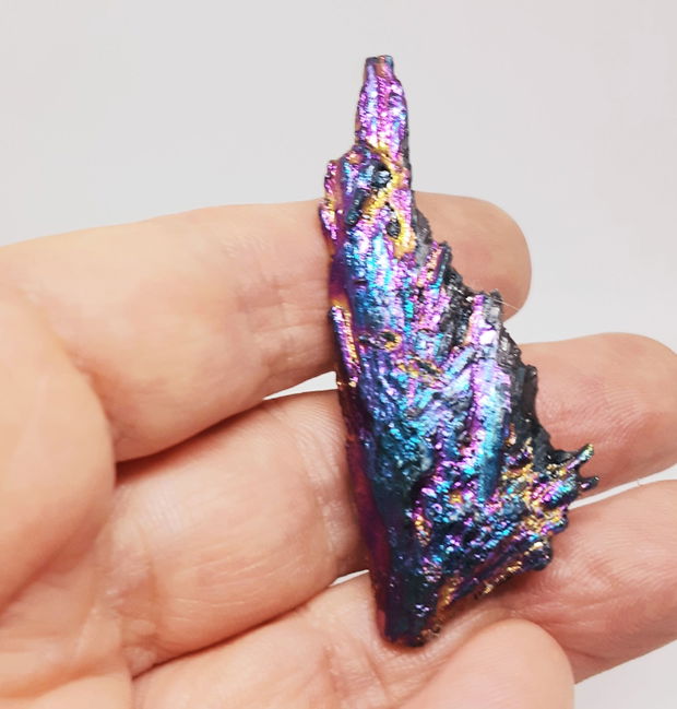 Brosa unicat dintr-un cristal de cyanit iridiscent