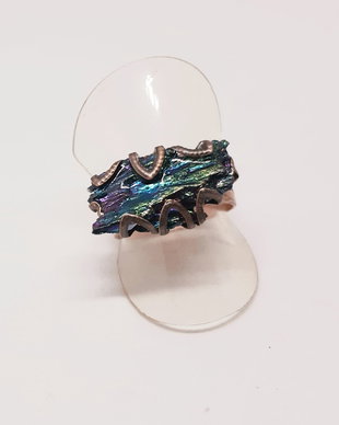 Inel unicat, din cupru texturat cu un cristal de cyanit iridiscent