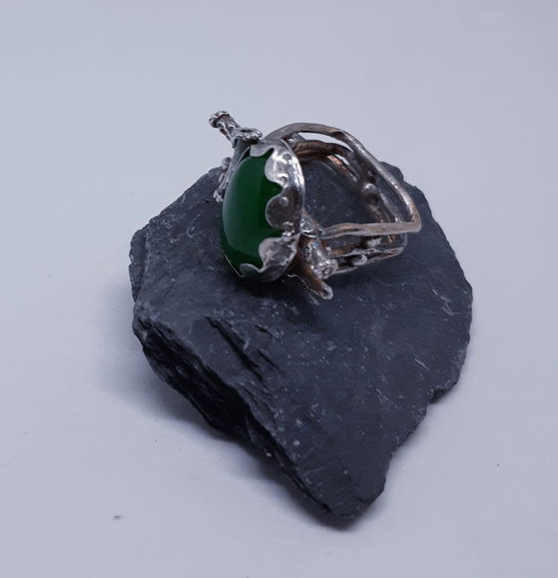 Inel unicat din argint fin, cu design avangardist si un cristal de jad