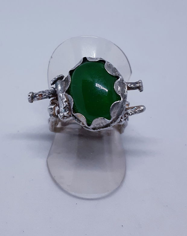 Inel unicat din argint fin, cu design avangardist si un cristal de jad