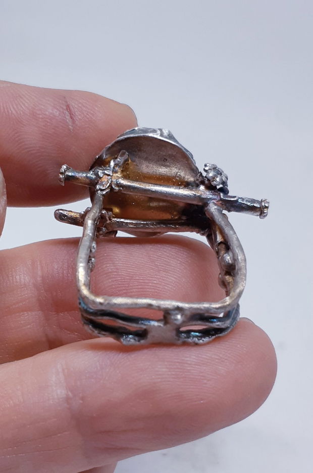 Inel unicat din argint fin, cu design avangardist si un cristal de jad