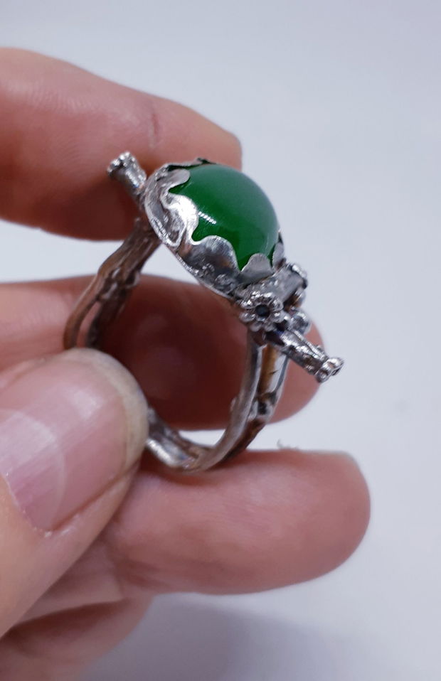 Inel unicat din argint fin, cu design avangardist si un cristal de jad