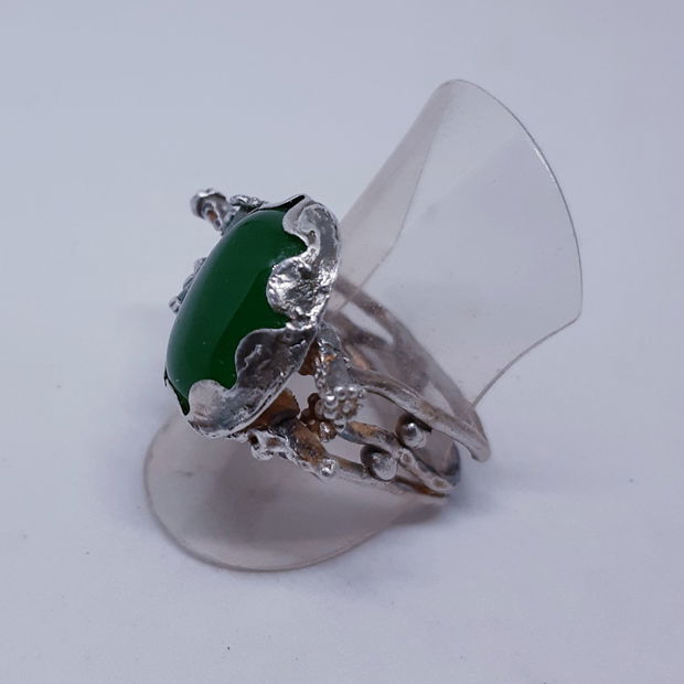 Inel unicat din argint fin, cu design avangardist si un cristal de jad