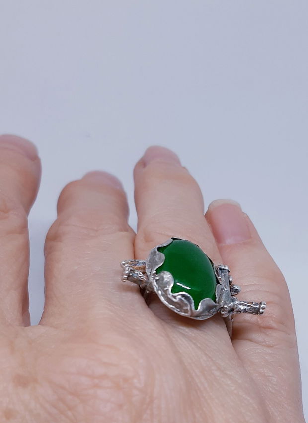 Inel unicat din argint fin, cu design avangardist si un cristal de jad