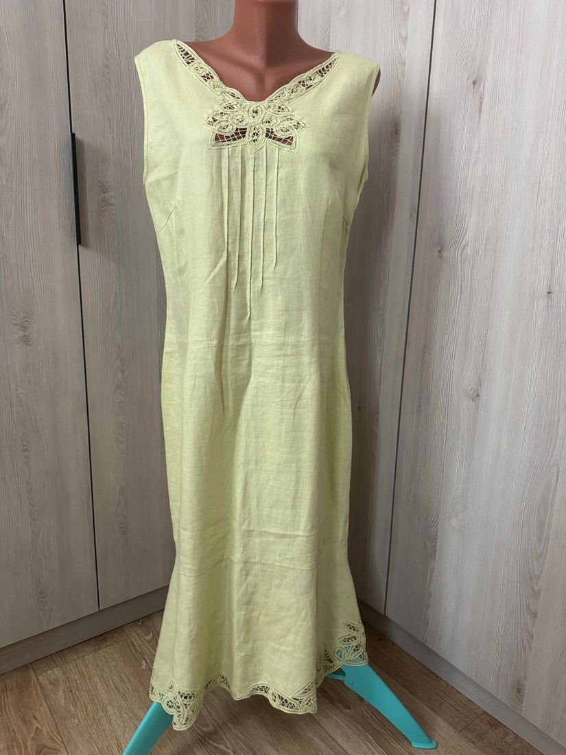 ROCHIE IN CU BRODERIE SPARTA MARIME 42 D,16 GB