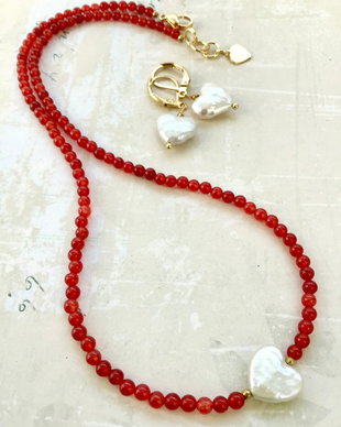 Set Colier și cercei carneol & inimi perle baroc albe