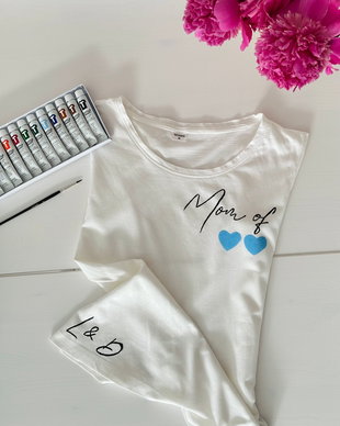 Tricou personalizat Mom of 2 hearts, pictat manual