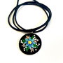 Colier brodat-floare albastra