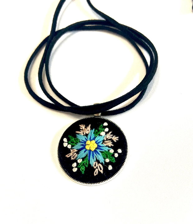 Colier brodat-floare albastra