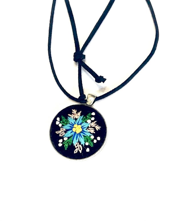 Colier brodat-floare albastra