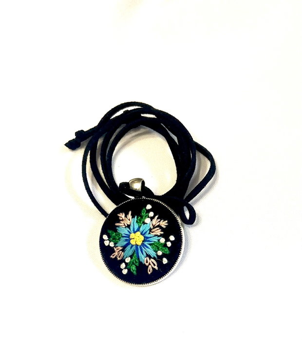 Colier brodat-floare albastra