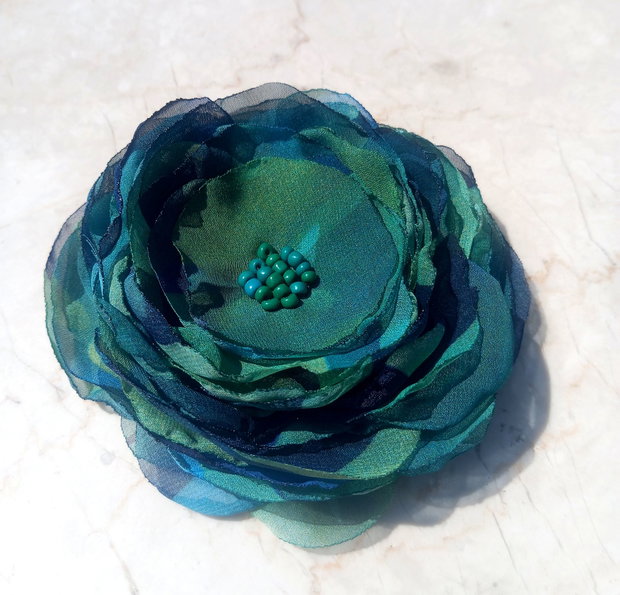 Broșă floare delicata verde albastra 11 cm