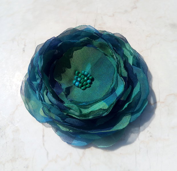 Broșă floare delicata verde albastra 11 cm