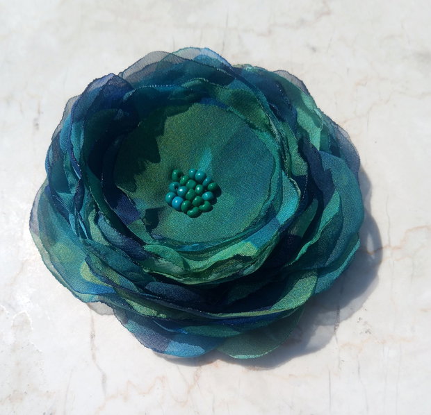 Broșă floare delicata verde albastra 11 cm