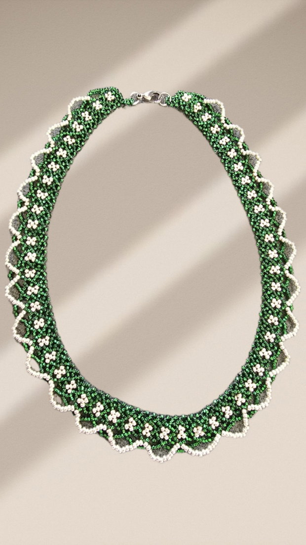 Colier traditional elegant din margele